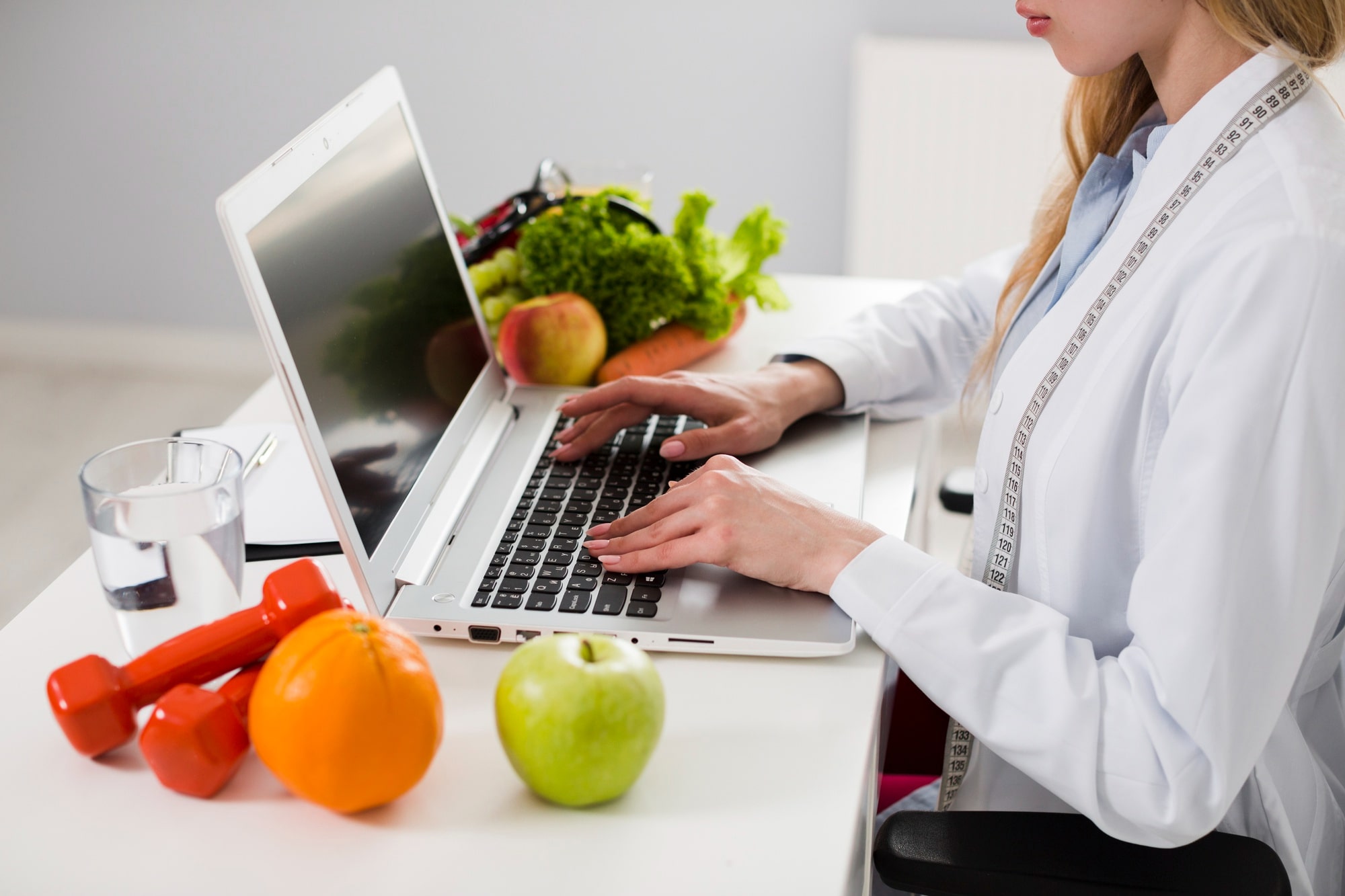 nutricionista para ilustrar texto sobre cursos livres de Nutrição