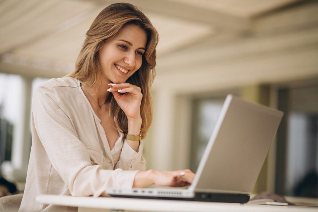 mulher com notebook para ilustrar texto sobre lançamentos de 2023