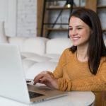 mulher estudando para ilustrar texto sobre materiais de apoio para aprendizagem