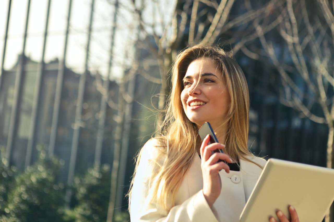 mulher sorrindo para ilustrar texto sobre viver em alta performance