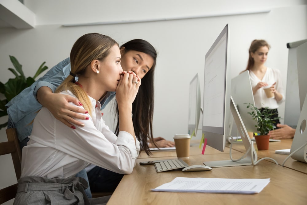 mulher com expressão de medo no trabalho para ilustrar texto sobre dificuldade em pedir ajuda no trabalho