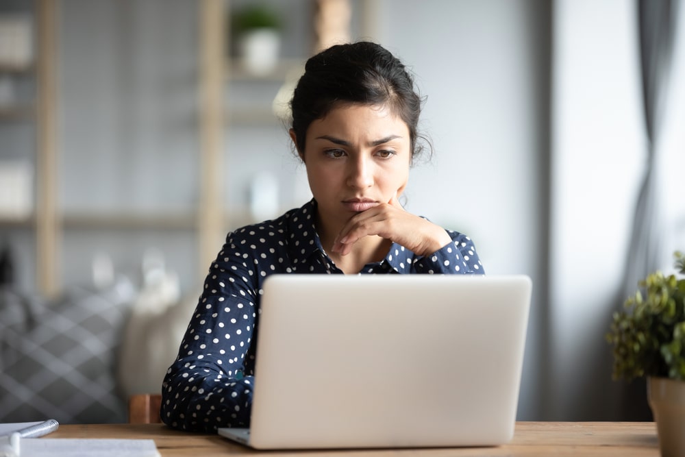 mulher com expressão de preocupada para ilustrar texto sobre dificuldades nos primeiros dias de trabalho