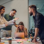 equipe conversando para ilustrar texto sobre exemplos reais de falha de comunicação