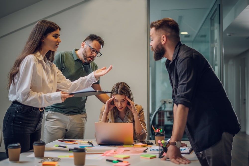 equipe conversando para ilustrar texto sobre exemplos reais de falha de comunicação