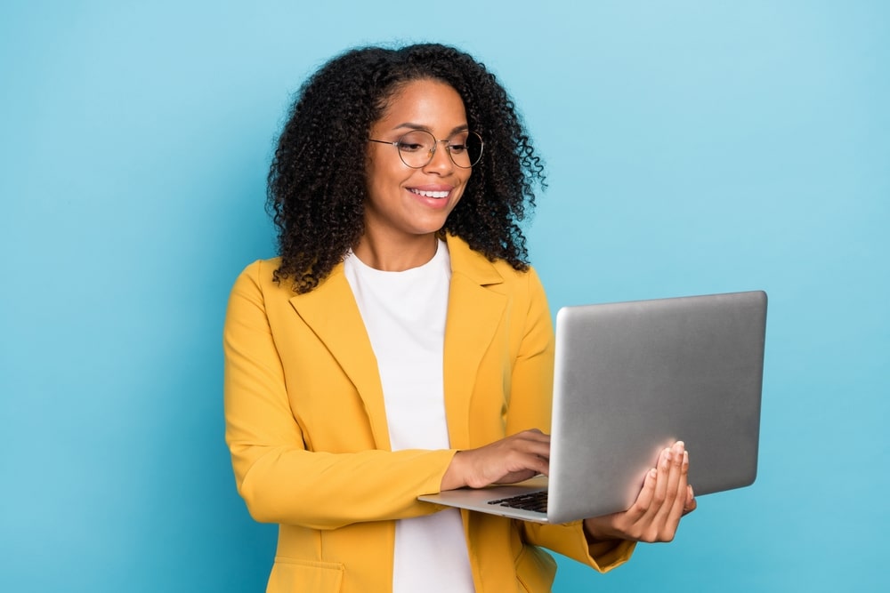 mulher com notebook para ilustrar texto sobre MBA Anhanguera é bom