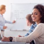 jovem em sala de aula para ilustrar texto sobre o que é estágio remunerado