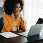 mulher com notebook para ilustrar texto sobre o que significa pós-graduação