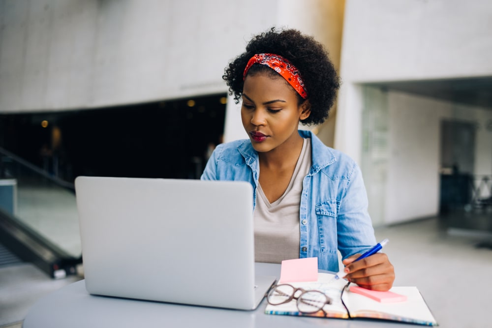 mulher estudando para ilustrar texto sobre poder da pós-graduação