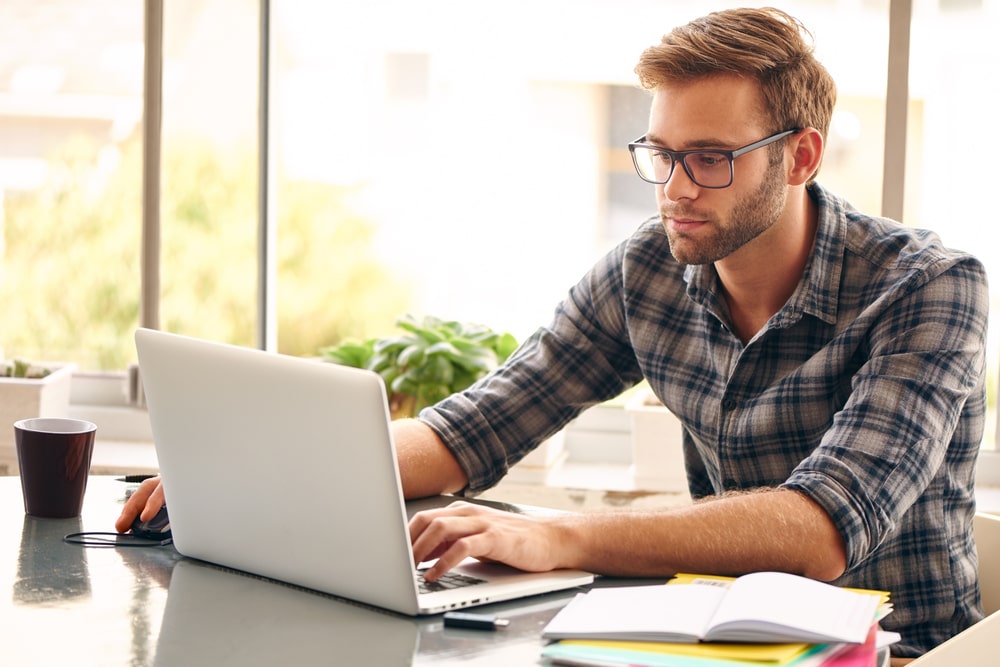 homem estudando para ilustrar texto sobre pós-graduação para mudar de área