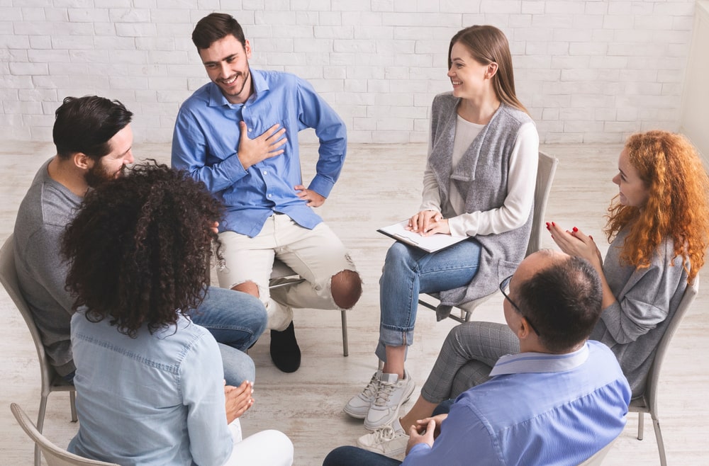 equipe reunida para ilustrar texto sobre análise comportamental