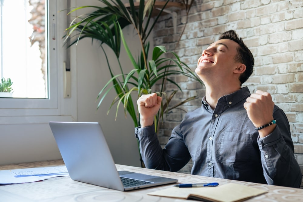 homem comemorando para ilustrar texto sobre desbloquear oportunidades de crescimento profissional