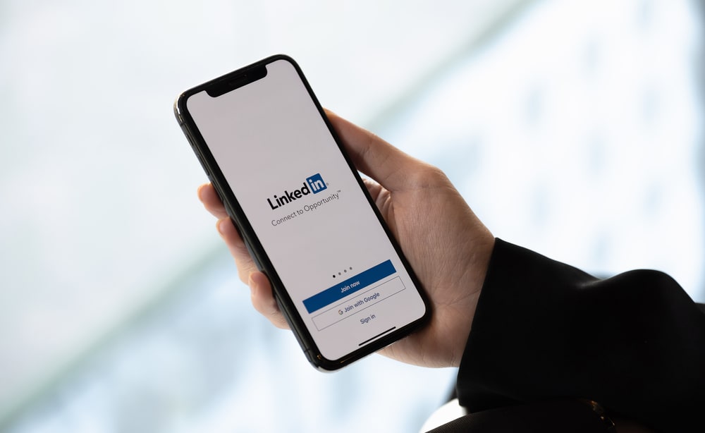 celular com login do LinkedIn para ilustrar texto sobre imagens para a capa do LinkedIn