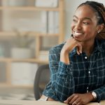 mulher sorrindo no trabalho para ilustrar texto sobre qual a importância do marketing pessoal