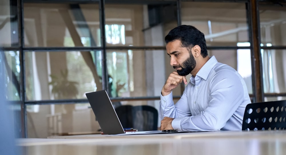 homem em entrevista de trabalho