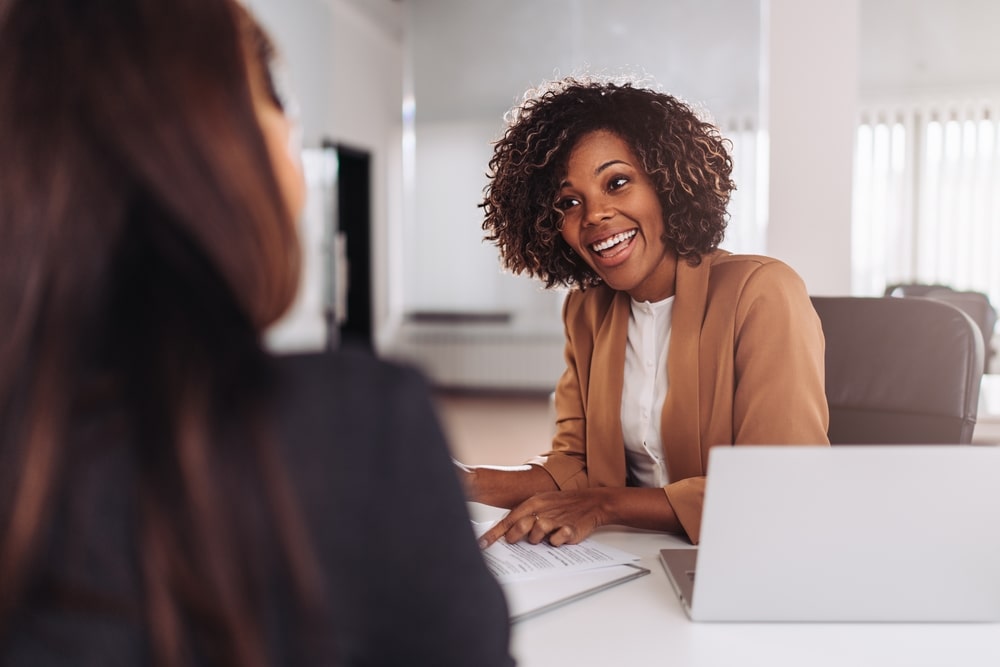 participação em entrevistas de emprego