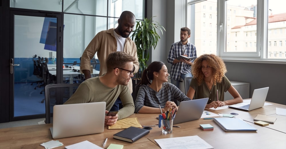 como se comportar em um ambiente de trabalho