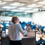 "travou" durante uma apresentação