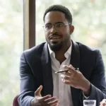 líder em reunião com equipe