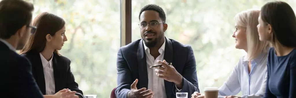 líder em reunião com equipe