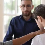 psicóloga com equipe em sessão de terapia