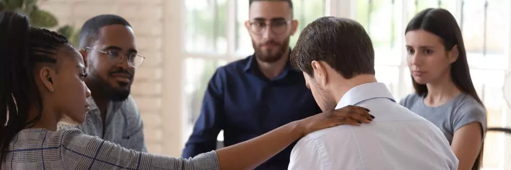 psicóloga com equipe em sessão de terapia
