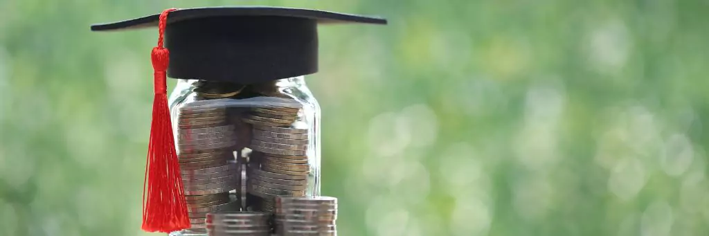 vidro de moedas com mini capelo em cima