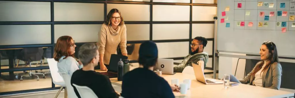 mulher líder em reunião com equipe