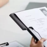 entrevistadora analisando currículo