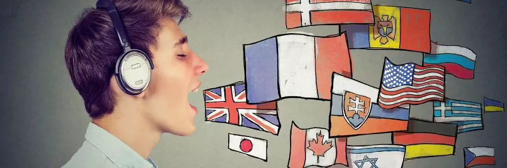 rapaz com fones de ouvido e bandeiras desenhadas de vários países a seu lado