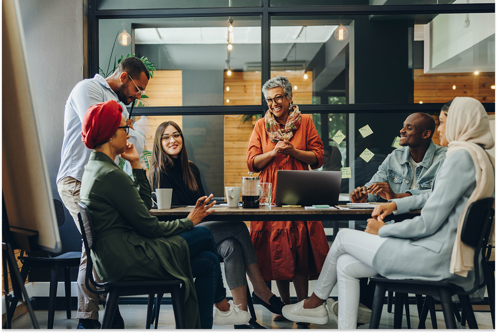 reunião de trabalho em sala de reunião entre pessoas de diversas culturas.