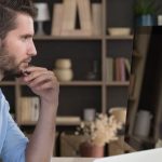 homem analisando algo em computador