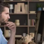 homem olhando para o computador