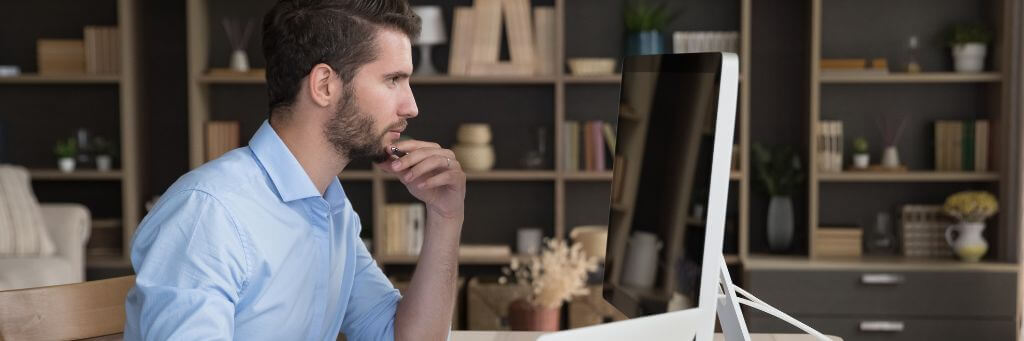 homem analisando algo em computador