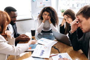 Como a pressão por alta performance impacta a saúde mental de quem está no início da carreira?